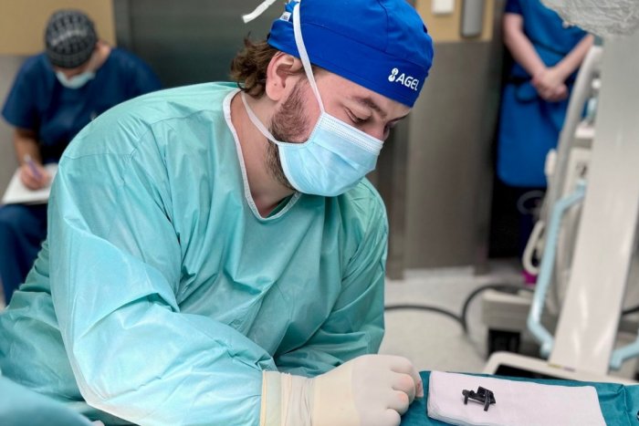 Ilustračný obrázok k článku Novinka v šačianskej nemocnici: Na ortopedickej sále vykonali skutočne UNIKÁTNU operáciu!