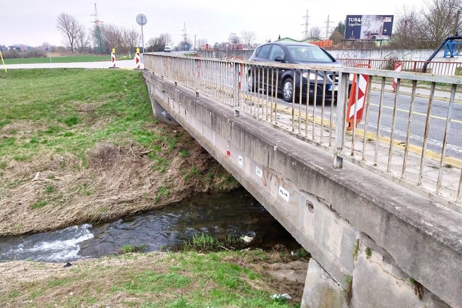 Ilustračný obrázok k článku Pri Holíči postavia NOVÝ most: Starý, pre jeho havarijný stav, zbúrajú