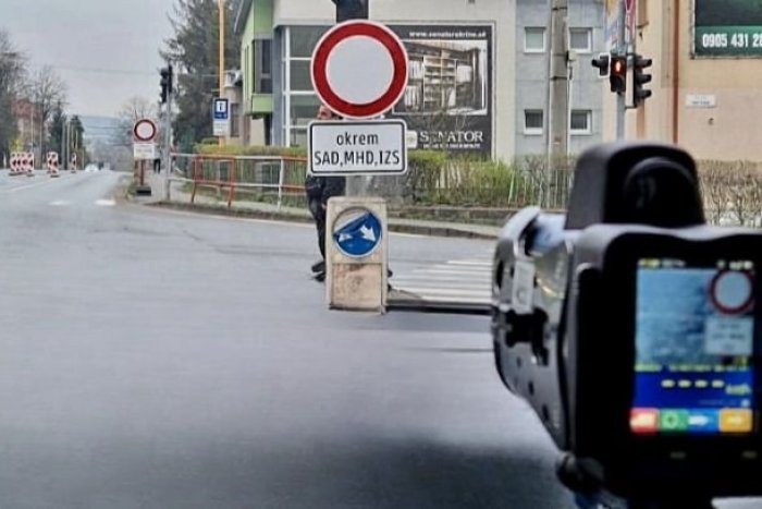 Ilustračný obrázok k článku Polícii došla trpezlivosť: Vodičov, ktorí PORUŠUJÚ zákazy kvôli uzávierke mosta čaká pošta