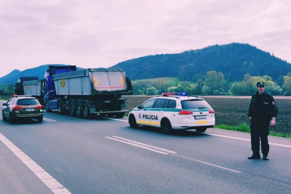 Ilustračný obrázok k článku Polícia UPOZORNILA vodičov na OBMEDZENIE: Pri Bystrici je pokazená jazdná súprava, FOTO