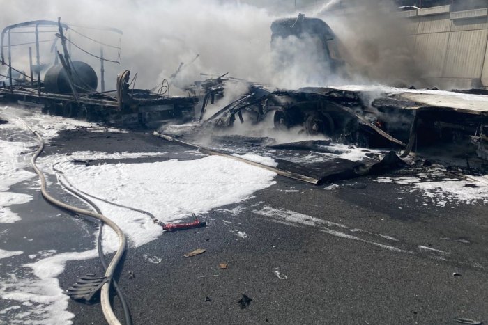 Ilustračný obrázok k článku Vodiči majú problém: Požiar na diaľnici smerom z Prešova na Poprad poškodil vozovku
