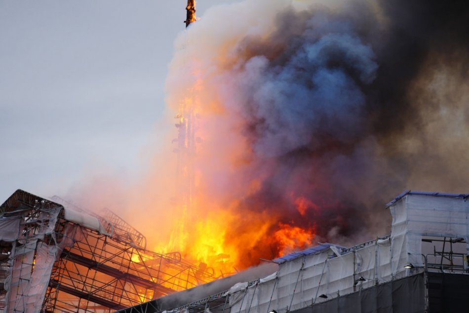 Ilustračný obrázok k článku Historickú budovu v Kodani zachvátil mohutný požiar: ZRÚTILA sa už aj ikonická veža, FOTO