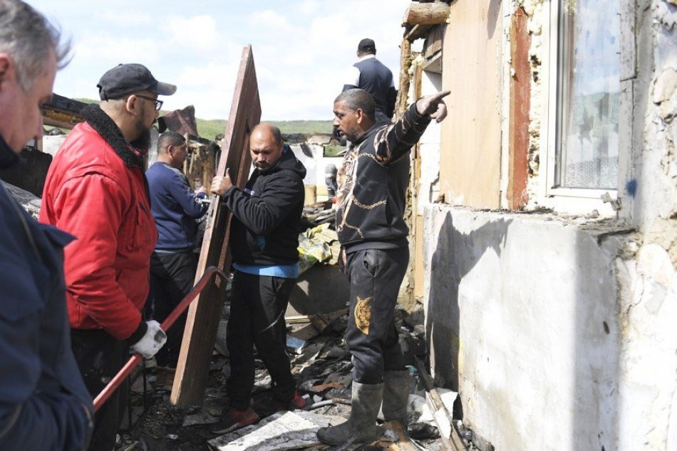 Ilustračný obrázok k článku V Stropkove si rómovia svojpomocne vypratávajú zhorené obydlia: Kde teraz bývajú? FOTO