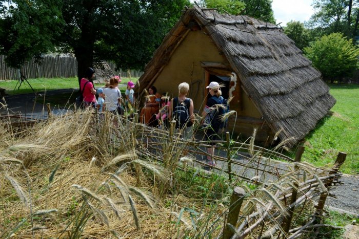 Ilustračný obrázok k článku Tkanie náramkov či streľba z luku: Archeopark v Hanušovciach už otvára novú sezónu