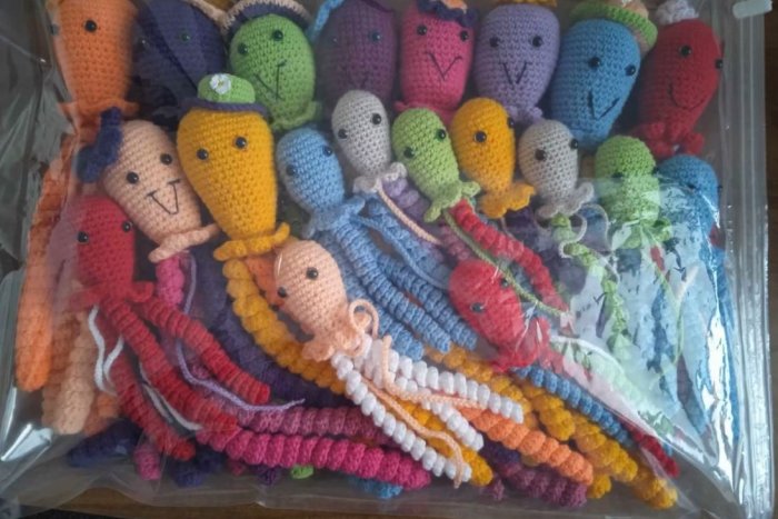Ilustračný obrázok k článku Nemocnica dostala chobotničky pre novorodencov: Vyrobili ich ŽIACI základnej školy