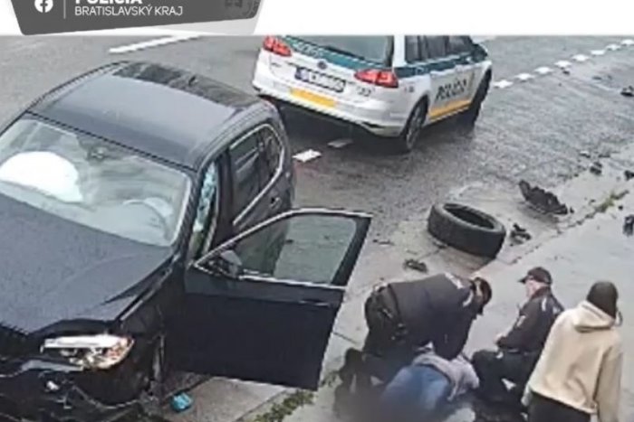 Ilustračný obrázok k článku SILNÉ VIDEO polície: Muža oživovali na chodníku, doslova ho vrátili medzi živých