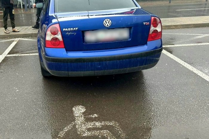 Ilustračný obrázok k článku Muž parkoval na mieste pre ZŤP: Jazdil aj napriek zákazu a odmietol fúkať
