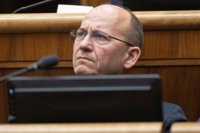 Ilustračný obrázok k článku Jaroslav Spišiak mal autonehodu a nabúral do plotu! NEZACHOVAL sa ako Danko a TOTO odkazuje