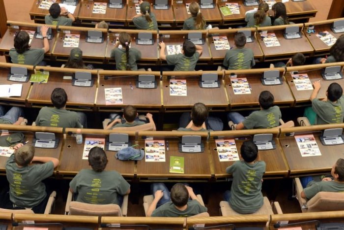 Ilustračný obrázok k článku Ministri a poslanci budú odpovedať študentom na hodine otázok v parlamente