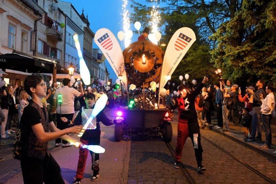 Ilustračný obrázok k článku FOTO: Hra svetiel, lámp a lampiónov! Oslavy dňa mesta Košice odštartoval svetelný sprievod