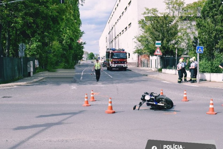 Ilustračný obrázok k článku Po náraze sa ZRANILA dvojica na motorke: Vodičovi auta zadržali vodičák a nie prvýkrát, FOTO