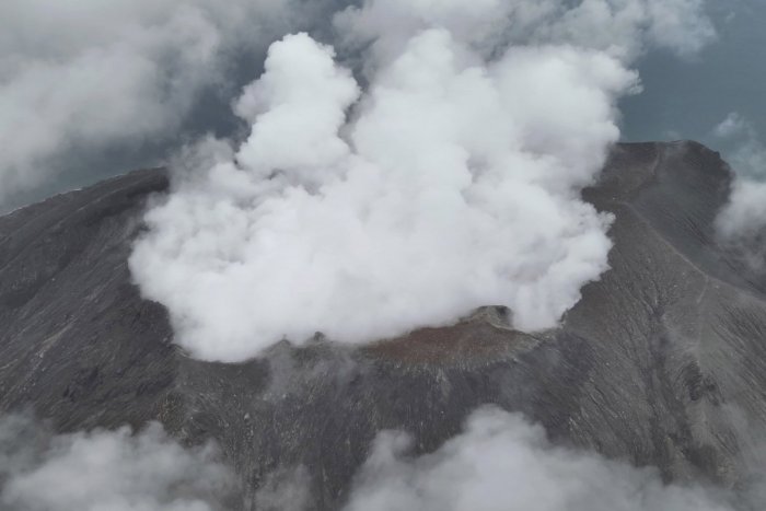 Illustrative image for the article Indonesia was shaken by an EXPLOSION of a volcano: Ash covered cities and villages, they WARN about tsunamis