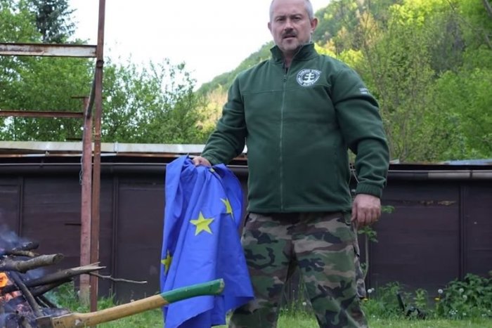 Ilustračný obrázok k článku VIDEO: Kotleba sa TLAČÍ za europoslanca, no vlajku Európskej únie HODIL do ohňa a spálil