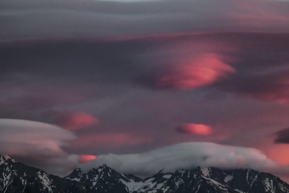 Ilustračný obrázok k článku Výnimočný pohľad nad Popradom: Oblaky a farby ukázali pestrú NÁDHERU, FOTO