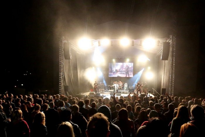 Ilustračný obrázok k článku TOP lákadlá VÍKENDU: Bystričanov čakajú Horkýže Slíže, Iné Kafe aj turnaj v Scrabble