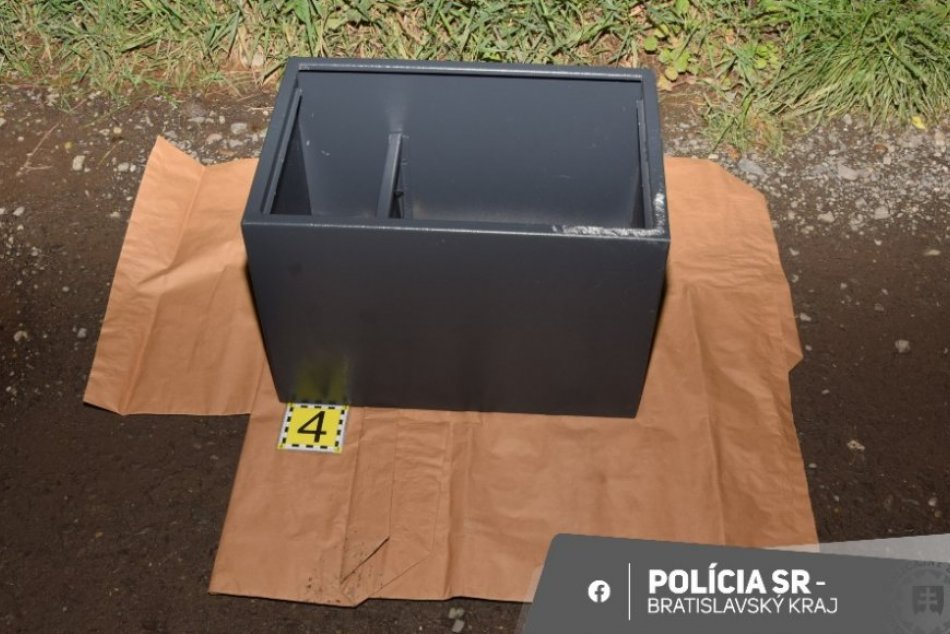 Ilustračný obrázok k článku Polícia objasnila veľkú krádež: Zlodeji si odniesli trezor, v ktorom bolo 48-tisíc eur