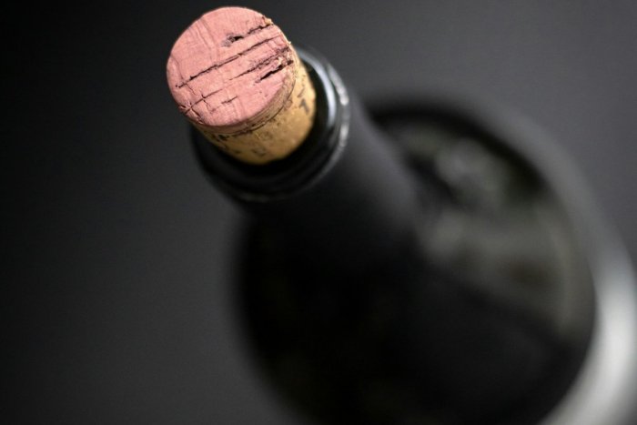 Ilustračný obrázok k článku Keď nie je poruke vývrtka:  5 osvedčených spôsobov, ako otvoriť fľašu vína BEZ nej