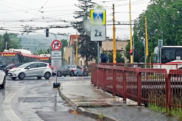 Ilustračný obrázok k článku Nie, Prešov ani zďaleka vodiči neobchádzajú: Doprava v meste už ZASE skolabovala, FOTO