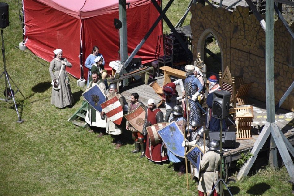 Ilustračný obrázok k článku Začiatok turistickej sezóny na hrade: Rytierske zápasy, stredoveké trhy a OBROVSKÁ účasť