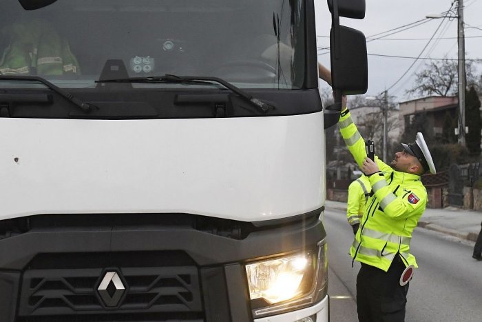 Ilustračný obrázok k článku Hliadka SBS zalarmovala políciu: Vodič kamióna v Hlohovci nafúkal 3,19 promile!
