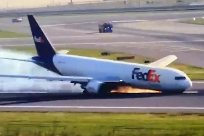 Ilustračný obrázok k článku Dramatické VIDEO: Boeingu počas pristávania ZLYHAL podvozok! Všade lietali iskry