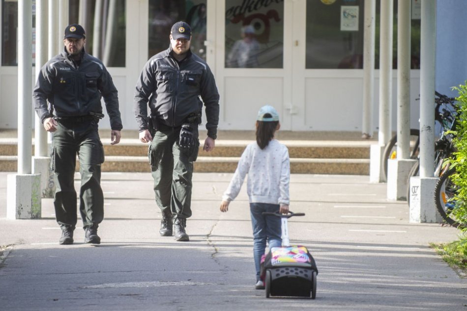 Ilustračný obrázok k článku Polícia je po BOMBOVÝCH hrozbách v akcii: Dohliada na bezpečnosť detí pri príchode do škôl