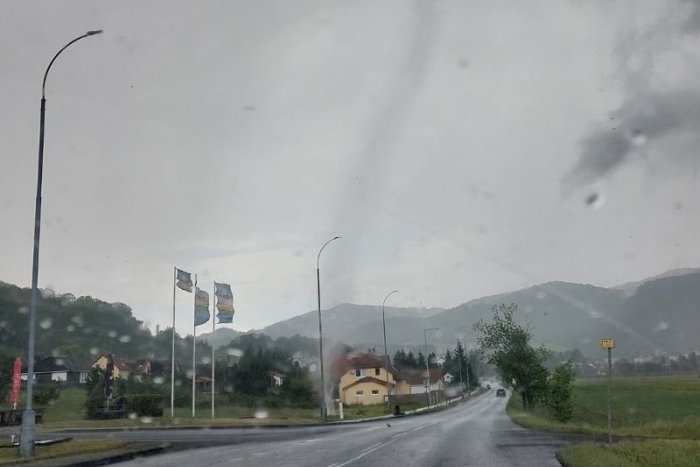 Ilustračný obrázok k článku VIDEO: V Česku sa objavilo TORNÁDO. Vzduchom lietala trampolína aj kamene