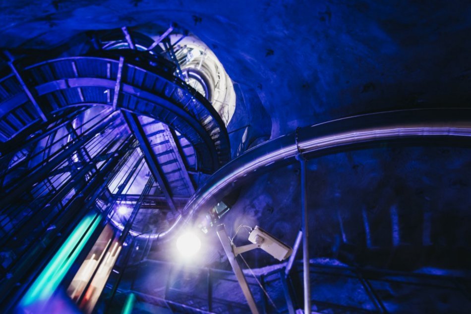 Ilustračný obrázok k článku Unikátna atrakcia u susedov: Kopec ukrýva najdlhší vnútorný tobogan na svete!