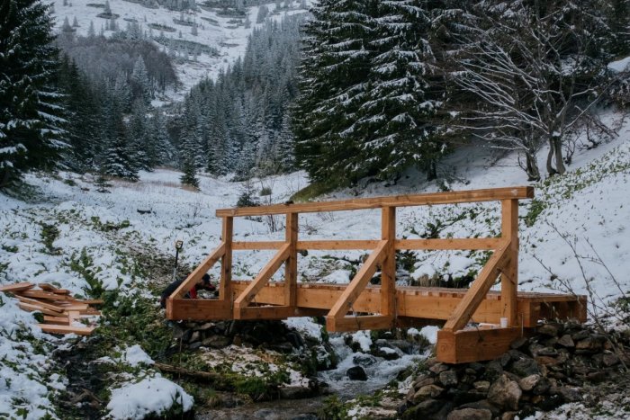Ilustračný obrázok k článku PARÁDA! Dobrovoľníci nad Tatranskou Lomnicou postavili 2 nové turistické mostíky