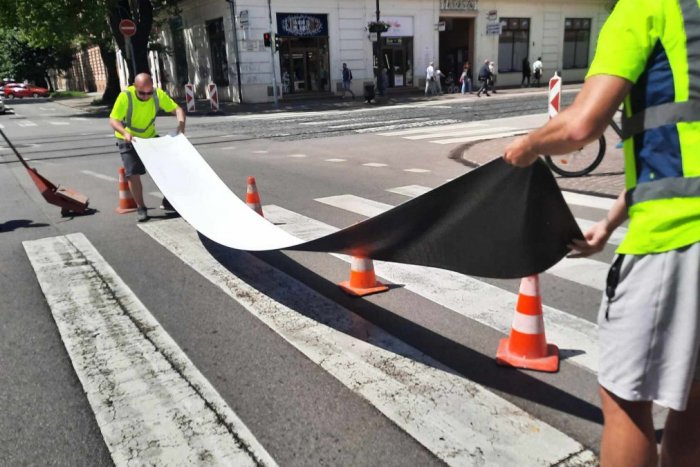 Ilustračný obrázok k článku Košice testujú nový spôsob značenia priechodov pre chodcov: V čom má byť lepší ako farba?