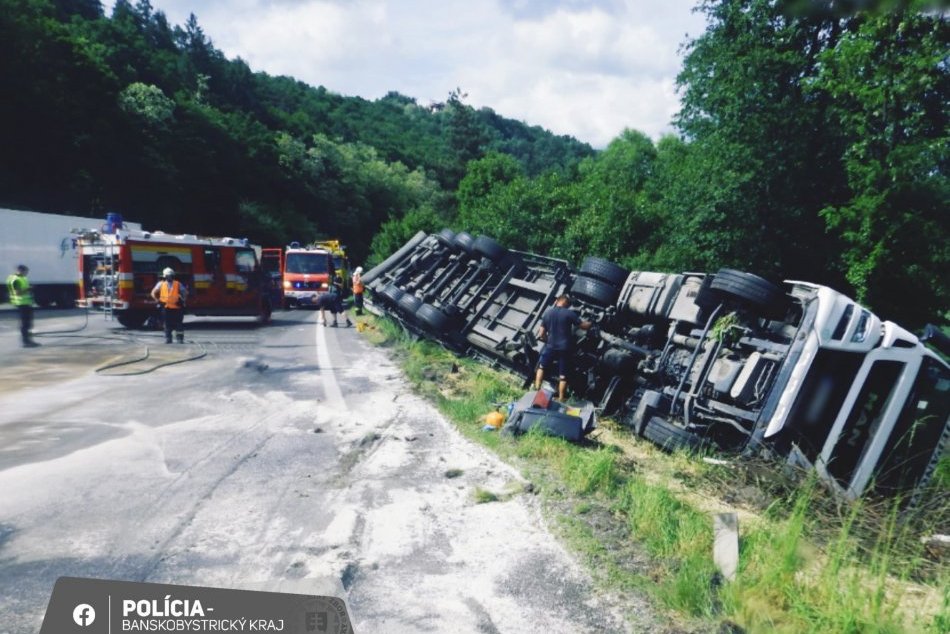 Ilustračný obrázok k článku DESIVÁ nehoda na juhu Slovenska: Auto sa v PROTISMERE zrazilo s kamiónom, FOTO