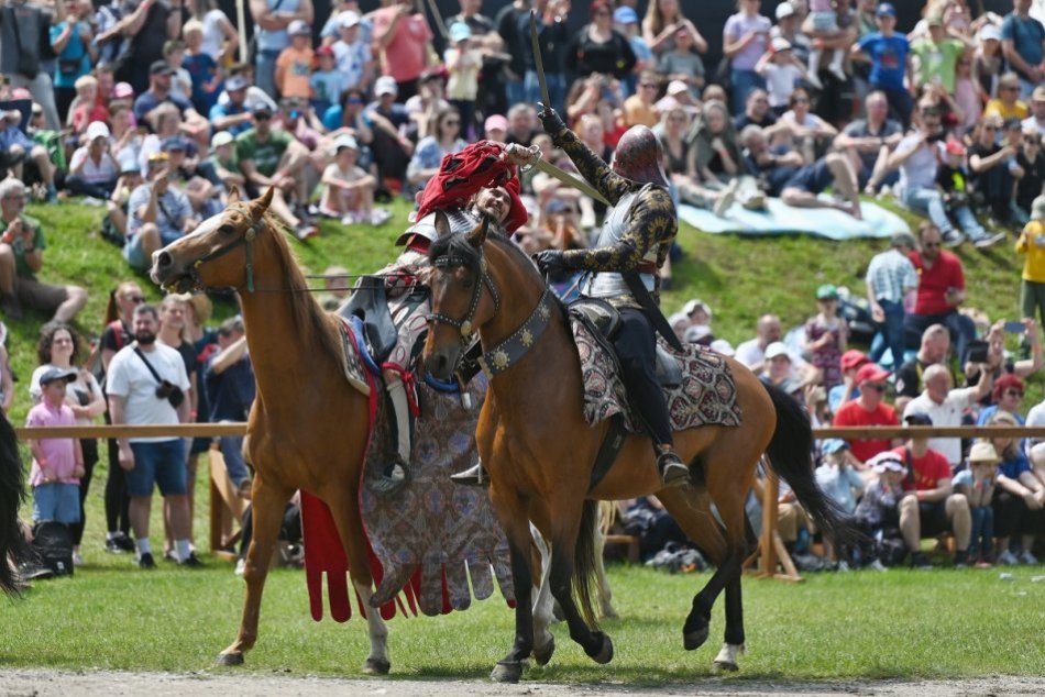 Ilustračný obrázok k článku Ušľachtilí rytieri aj vznešené dámy: Červený Kameň ožil historickým festivalom, FOTO