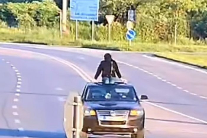 Ilustračný obrázok k článku VIDEO bláznivej jazdy po Revúcej: Žena si sadla na STRECHU auta, ide po nej polícia