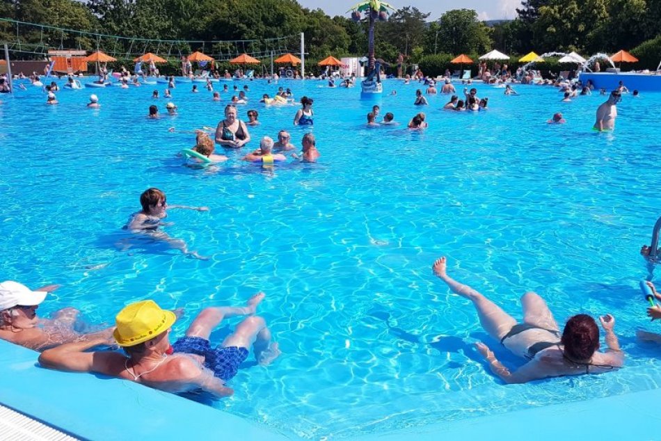 Ilustračný obrázok k článku Slováci vytiahli plavky: Letná sezóna na známom kúpalisku je v plnom prúde, FOTO