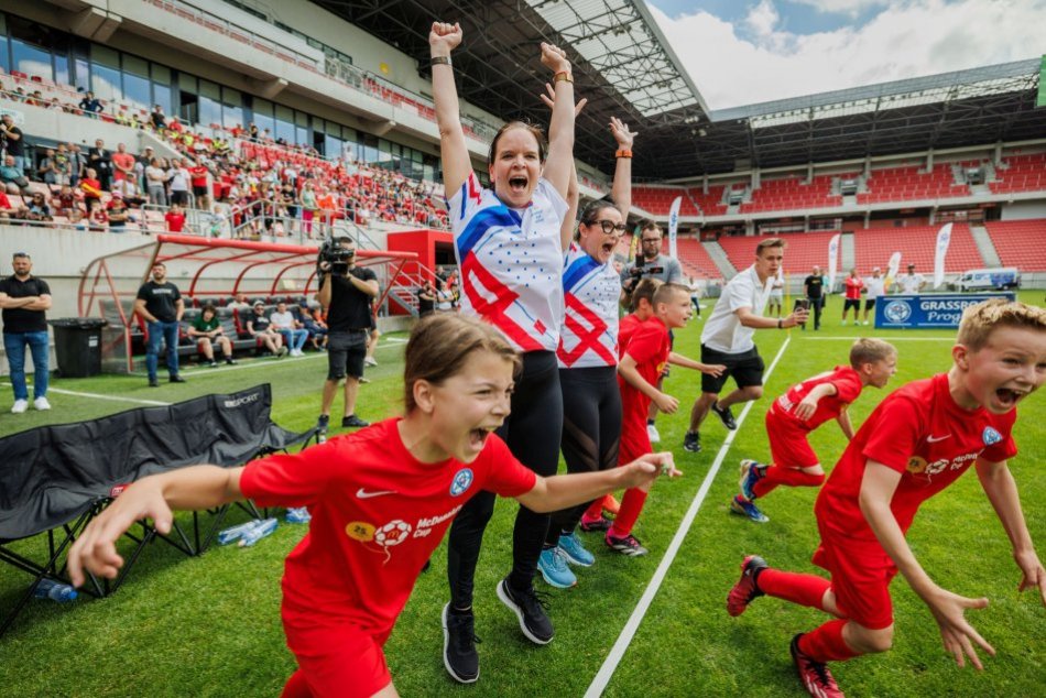 Ilustračný obrázok k článku Európsky UNIKÁT na Slovensku: Tribúny zaplnilo 2 500 detí, MAJSTRI pocestujú na EURO 24 do Nemecka