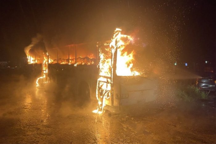 Ilustračný obrázok k článku Na Námestí hraničiarov zasahovali hasiči! V noci tam HOREL zaparkovaný autobus, FOTO
