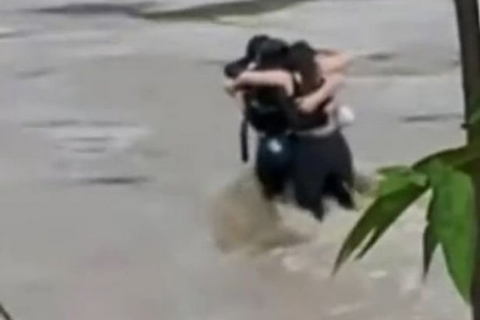 Ilustračný obrázok k článku Emotívne a šokujúce VIDEO: Traja priatelia sa naposledy objali, potom ich ZMIETLA voda