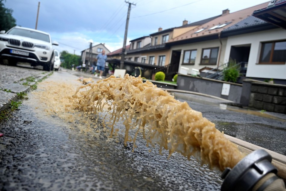 Ilustračný obrázok k článku Vo Vranove bojujú s náporom vody po daždi: Mesto vyhlásilo TRETÍ stupeň povodňovej aktivity