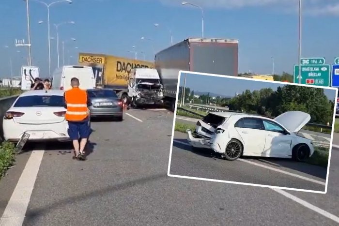 Ilustračný obrázok k článku Na diaľnici sa zrazilo DESAŤ áut: Vinník utiekol, UKRADOL ďalšie auto a znova nabúral!