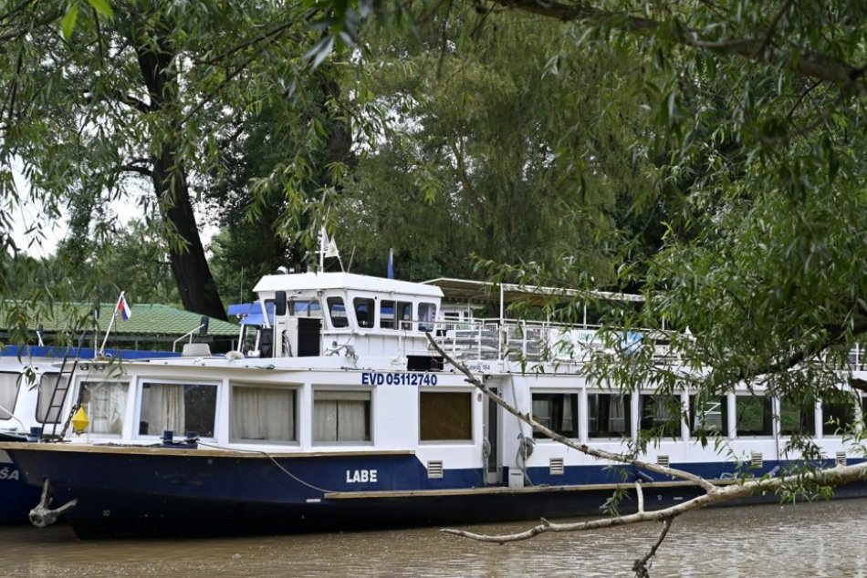 Ilustračný obrázok k článku FOTO: Výletná loď Labe je už v prístave na východnom Slovensku, čaká ju prevoz na Šíravu