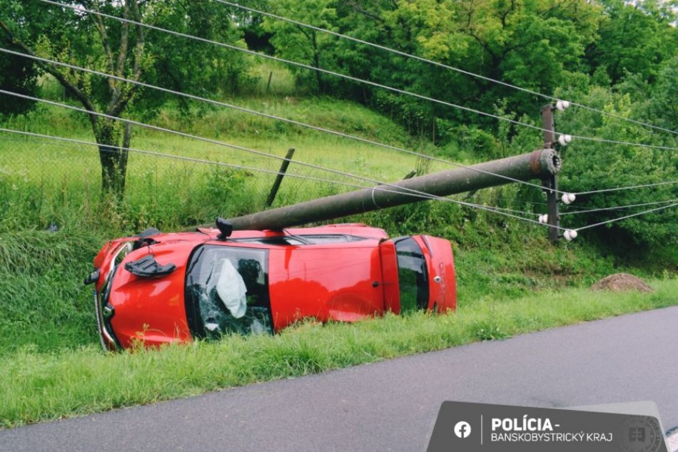 Ilustračný obrázok k článku HROZIVÁ nehoda na juhu Slovenska: Auto skončilo pod elektrickým stĺpom, FOTO