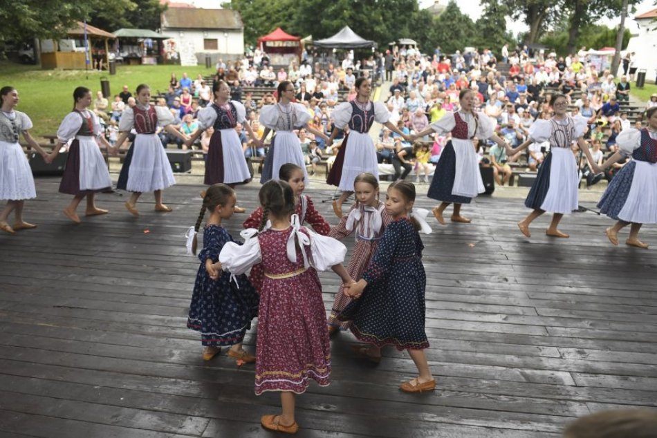 Ilustračný obrázok k článku V Rozhanovciach bolo VESELO: Takto to vyzeralo na folklórnych slávnostiach, FOTO