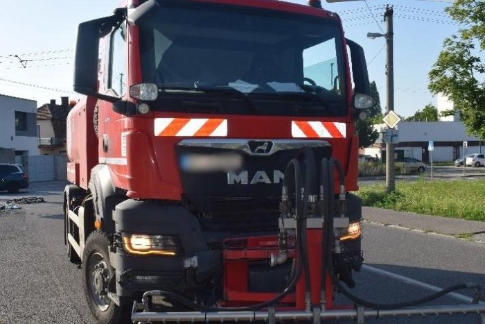 Ilustračný obrázok k článku Nákladné auto zrazilo na križovatke cyklistu: Zraneniam podľahol