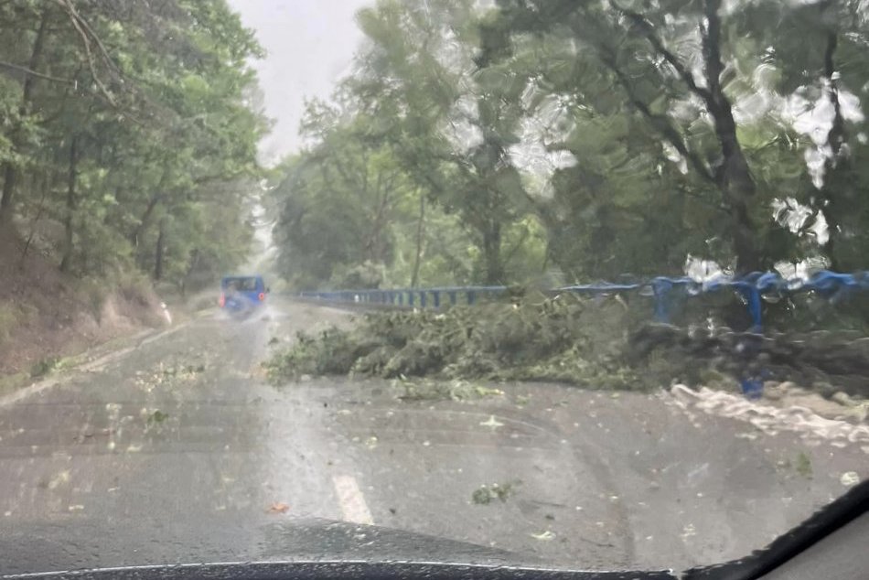 Ilustračný obrázok k článku Búrky pod Tatrami už zúria: Na cestu spadli stromy, prvá SUPERCELA smeruje na Poprad! FOTO