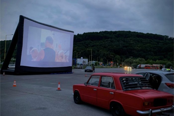 Ilustračný obrázok k článku Autokino v Prešove má čoraz viac fanúšikov: Program v júli ovládnu VÝCHODNIARSKE filmy