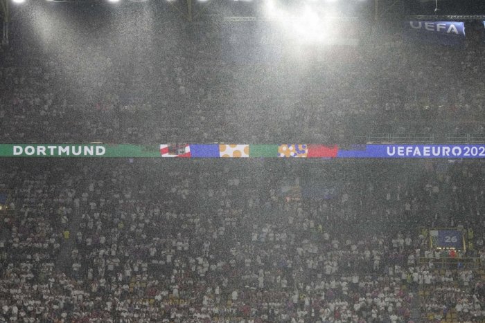 Ilustračný obrázok k článku Búrka s krúpami PRERUŠILA futbalový zápas na európskom šampionáte! KEDY to príde k nám?