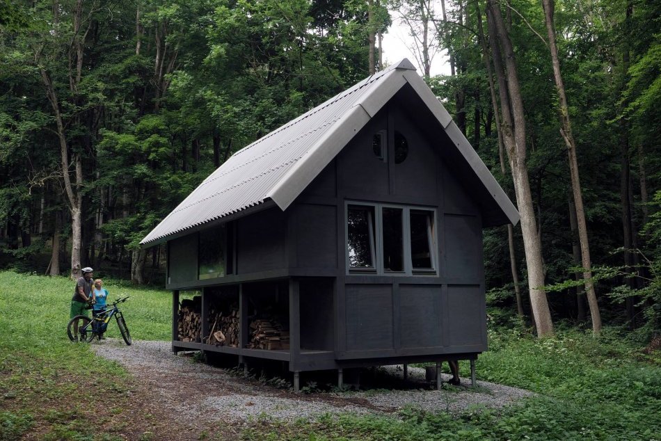 Ilustračný obrázok k článku Skvelá správa pre turistov! V katastri obce Sokoľ pribudla NOVÁ útulňa, FOTO