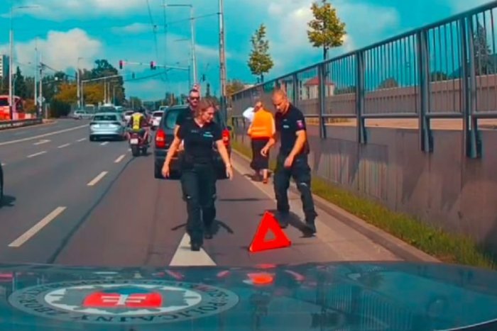 Ilustračný obrázok k článku Ženy za volant a chlapi do práce? Keď uvidíte VIDEO policajtov, pochopíte