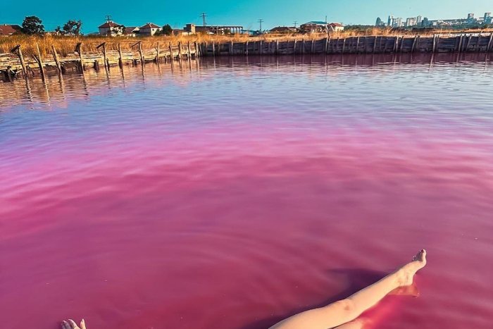 Ilustračný obrázok k článku Bulharsko, ako ho pozná málokto: Unikátne LIEČIVÉ jazero vyniká nezvyčajnou RUŽOVOU farbou