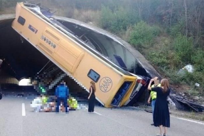 Ilustračný obrázok k článku Hrôzostrašná nehoda autobusu! PREVRÁTIL sa a vzpriečil vo vstupe do tunela, VIDEO